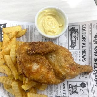 JUMATATE DE PUI LA CEAUN CU CARTOFI PRAJITI SI SOSUL CASEI