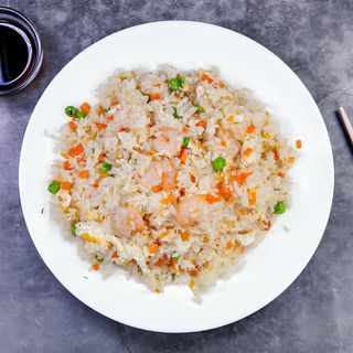 30. Пържен ориз със скариди