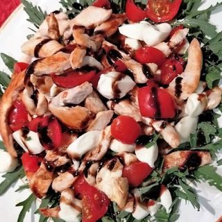 TAGLIATA DI POLLO CON RUCOLA , POMODORI E ACETO BALSAMICO