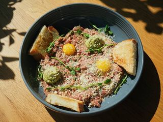 Тартар із яловичини choise з капарцями, в’яленими томатами, рукколою та домашнім майонезом (200g)