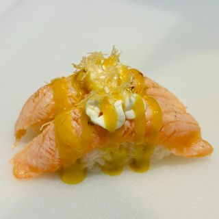 182. Nigiri de Salmón Flameado con Philadelphia (2 Pzs.)