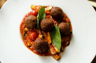Veganski meat balls u umaku od tikvica, rajčice i bosiljka s basmati rižom