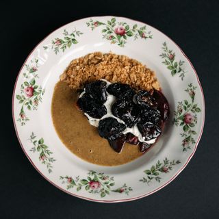 Козіївські гнічені сливи з підвішеною сметаною та горіховим праліне