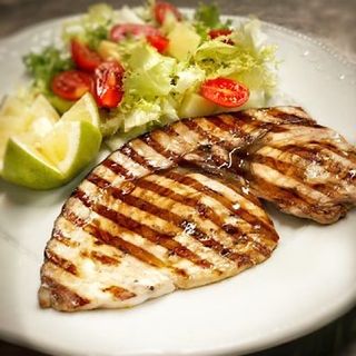 Pesce spada ai ferri con insalata 