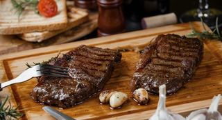 Entraña De Ternera de 300 grs Con patatas fritas y ensaladas