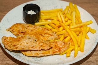 Piletina sa žara i pomfrit