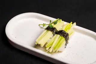 74. Nigiri cetriolo