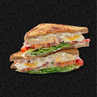 Sándwich De Atún Con Cebolla Y Huevo Cocido