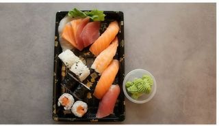 410 Coca-Cola, 5 nigiri, 6 sashimi, 4 hosomaki, 2 uramaki