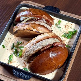 Гамбургер із куркою в сирному соусі 