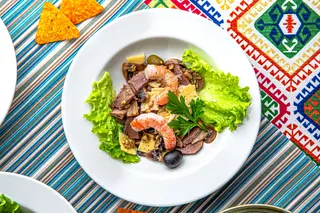Salată din ciuperci, crevete și limbă de vițel