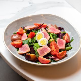 Салат нісуаз з грильованим тунцем 