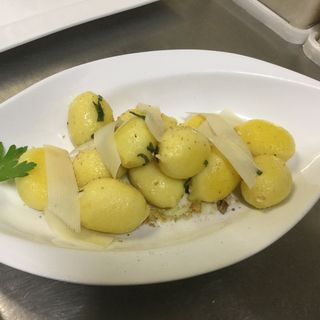 Ñoquis rellenos de gorgonzola y nueces a la salvia