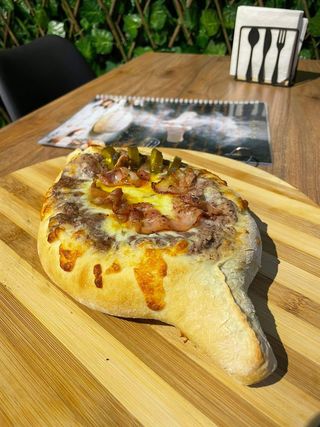 აჭარული ლობიანი სულგუნით და ბეკონით