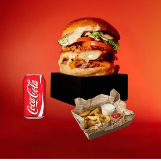 Dupli Cezar garden + koka kola limenka + pomfrit + umak kecap i majonez