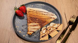 Clatita cu Nutella, 2 fructe la alegere si biscuite