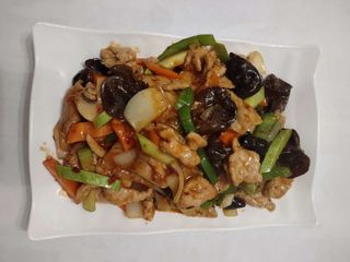 Свинско на лентички с моркови, зеленчуци и гъби (люто) (700г)