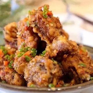 椒盐排骨 Costilla  de cerdo con sal y pimienta