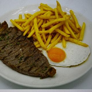 Filete De Ternera, Huevo Frito, Patatas Fritas Y Ensalada