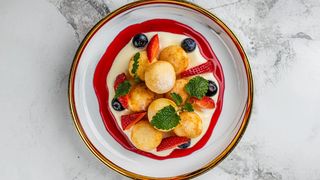 Шарики из рикотты в сливочно-заварном креме и ягодном соусе