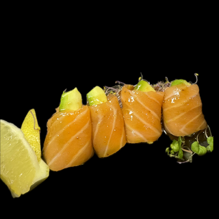 32. Rollo de salmon y acuacate 4unds