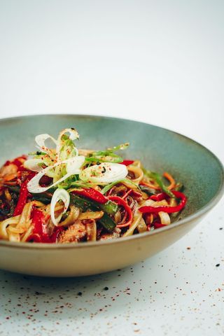 Pad Thai De Pollo Co Verduras Y Polvo De Cacahuete