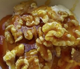Yogurt greco con miele e noci