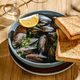 მიდიები ნაღების სოუსით