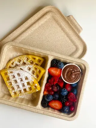 Waffle con crema alla gianduia e frutta fresca