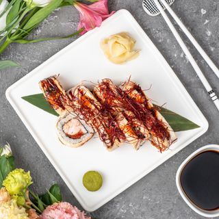 Гострий рол з вугрем, креветкою та сніжним крабом