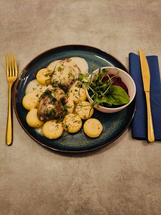 Policzki wolowe w sosie chrzanowym