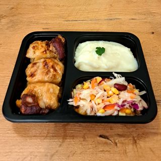 Sarma sa kiselim kupusom, pireom i salatom