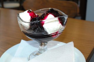 Цедено кисело мляко със сладко от боровинки (200г)