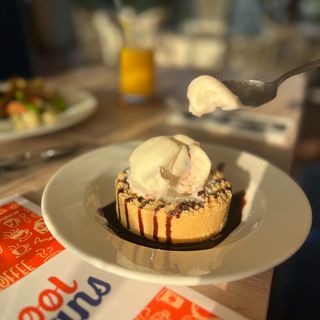 Apple Crumble With Cinnamon & Vanilla Ice Cream