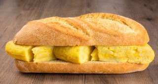 Bocadillo de tortilla patata con pollo