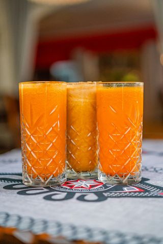 ŚWIEŻO WYCISKANY SOK JABŁ.