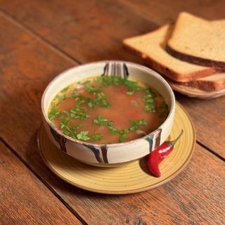 Ciorbă de văcuţă  cu pâine secuiască și  ardei iute