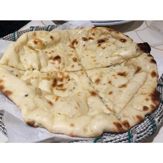 Cheese naan (queso)