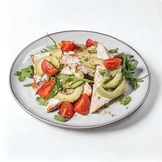 Bruschete cu avocado și roșii