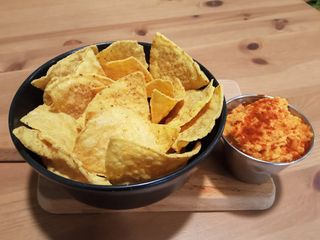 Nachos Con Hummus De Pimiento