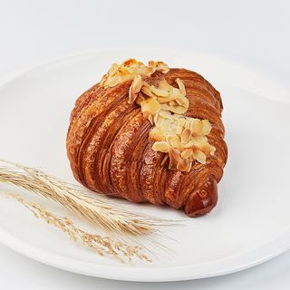 З мигдалевою начинкою круасан (150г)