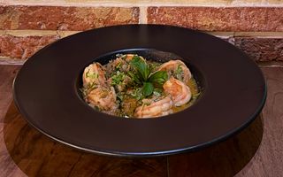 კრევეტები ღვინის სოუსით