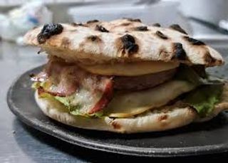 P9. Doppio hamburger, doppio formaggio funghi alla piastra, speck, grana, pomodoro a fette, insalata