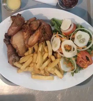 Poulet Entier Avec Salade+ Frite