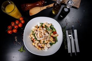 Salata cu pui la gratar si feta 