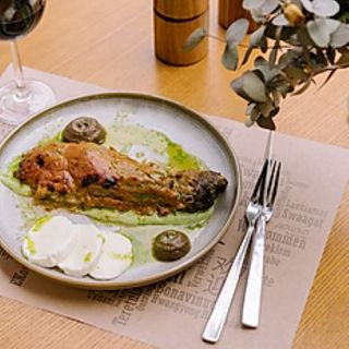 Vânătă coaptă in glazura miso cu mazare