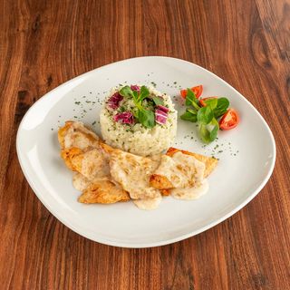 Piletina u umaku od kikirikija s rižom i salata