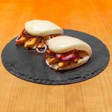 Baos de Pollo Teriyaki y cebolla morada.