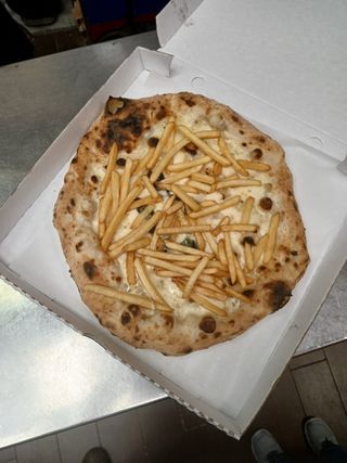 Würstel e patatine bianca