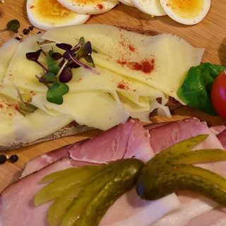 25. Tabla di embutidos